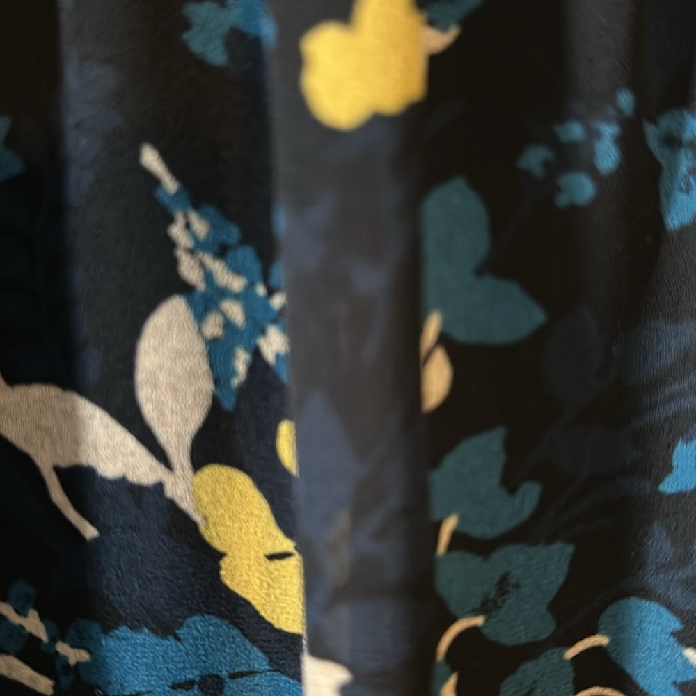 Loft shell. Navy blue floral. Medium - Picture 3 of 3